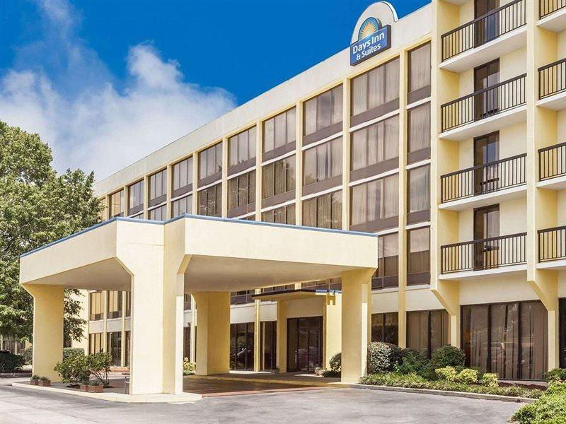Days Inn & Suites By Wyndham Se Columbia Ft Jackson Exterior photo