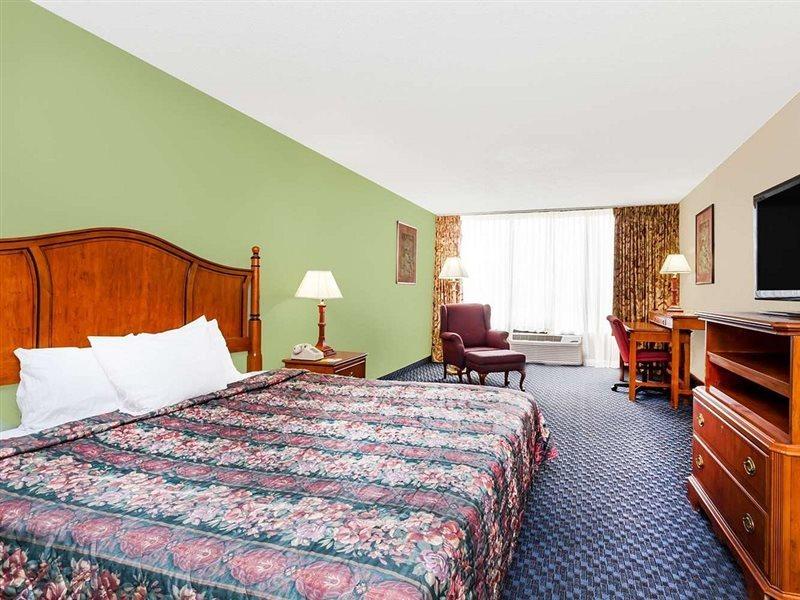 Days Inn & Suites By Wyndham Se Columbia Ft Jackson Exterior photo