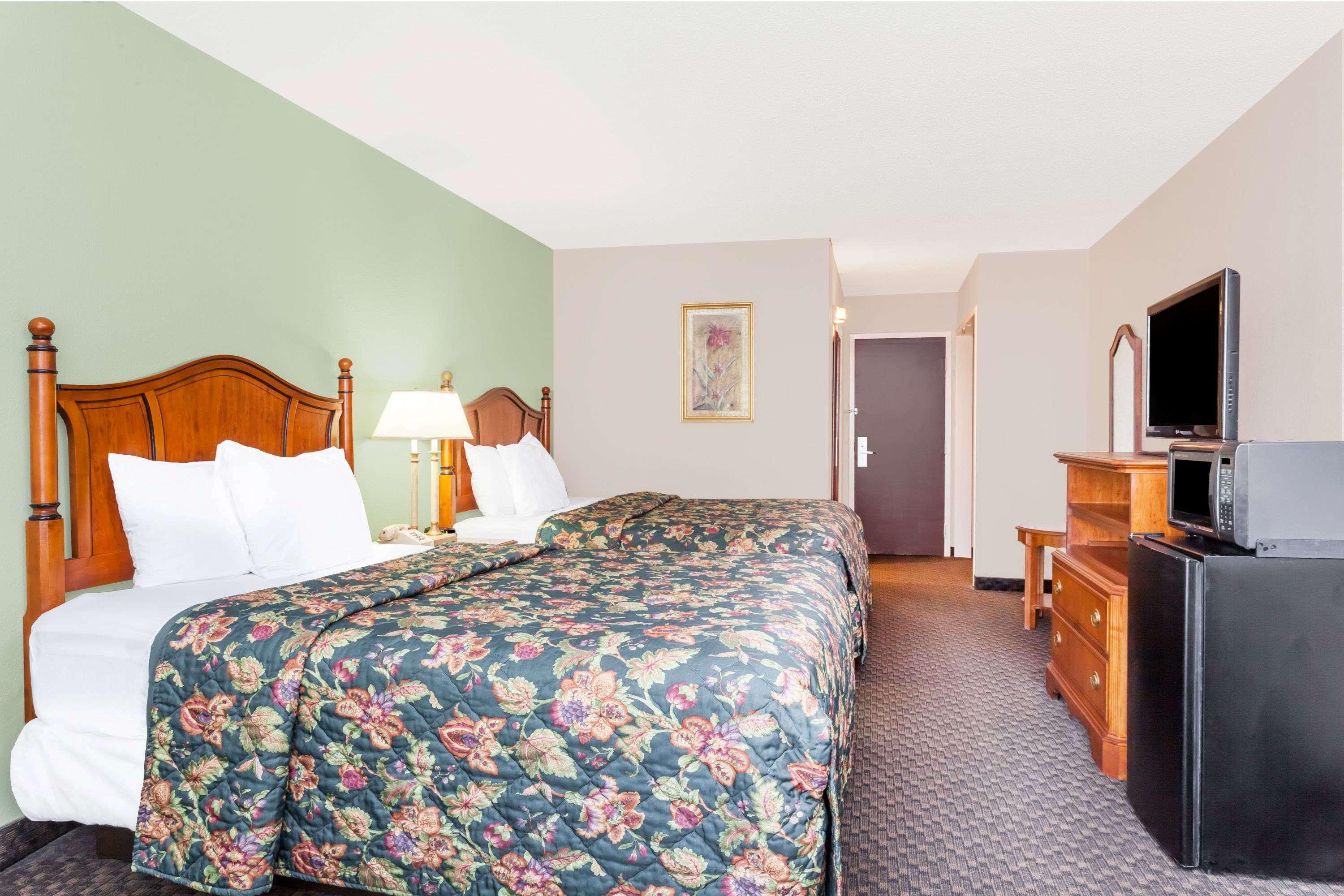 Days Inn & Suites By Wyndham Se Columbia Ft Jackson Exterior photo