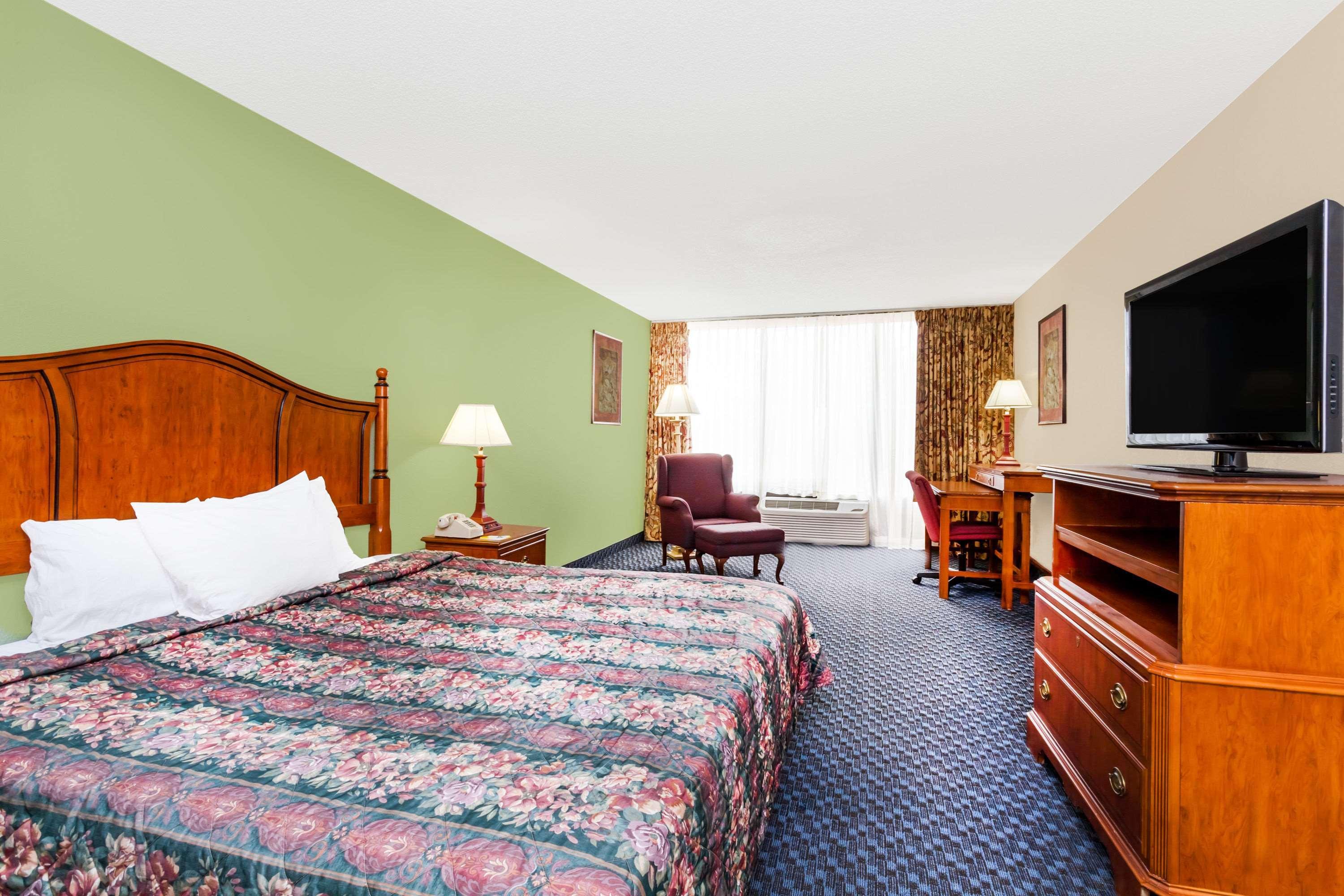 Days Inn & Suites By Wyndham Se Columbia Ft Jackson Exterior photo