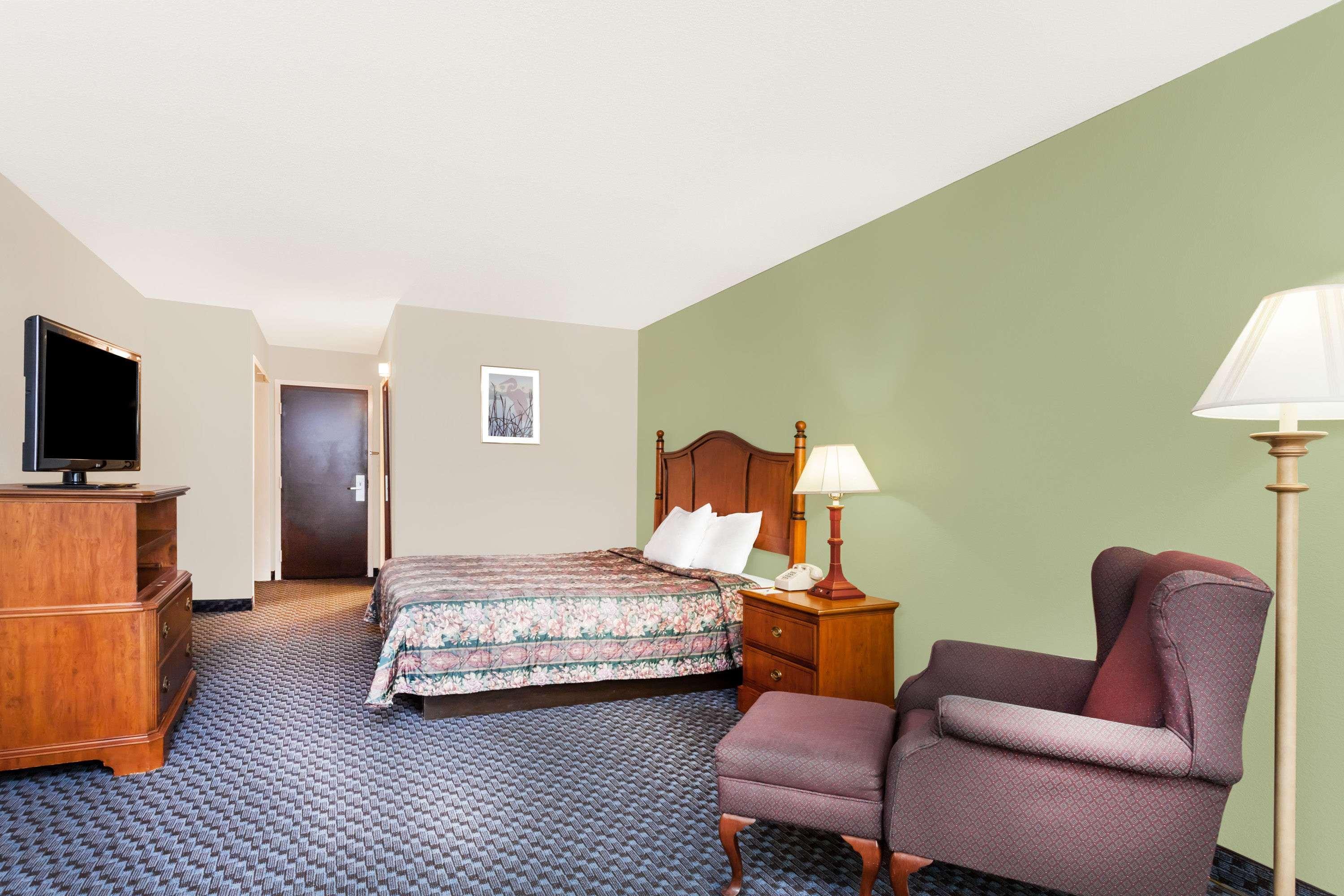Days Inn & Suites By Wyndham Se Columbia Ft Jackson Exterior photo
