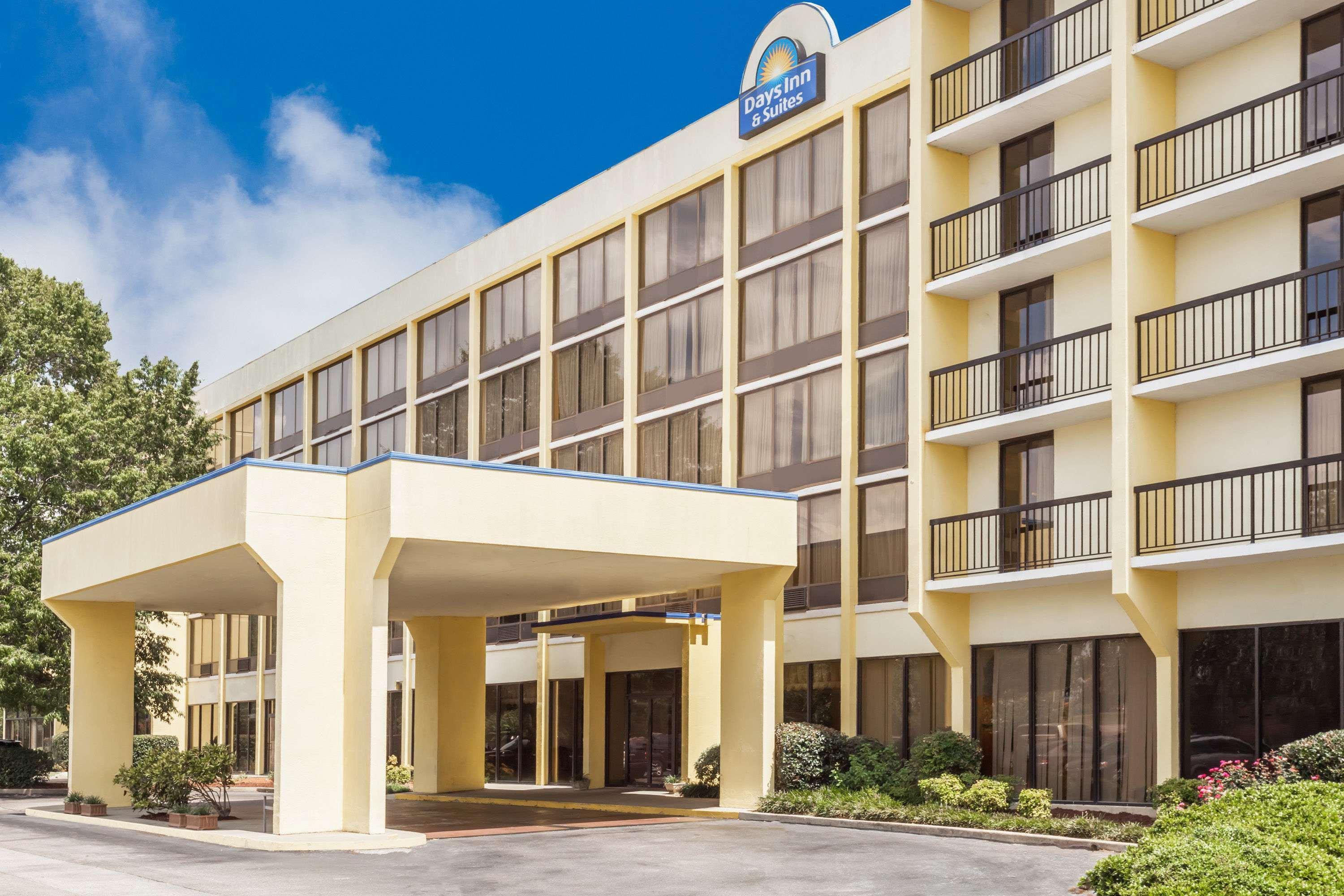 Days Inn & Suites By Wyndham Se Columbia Ft Jackson Exterior photo