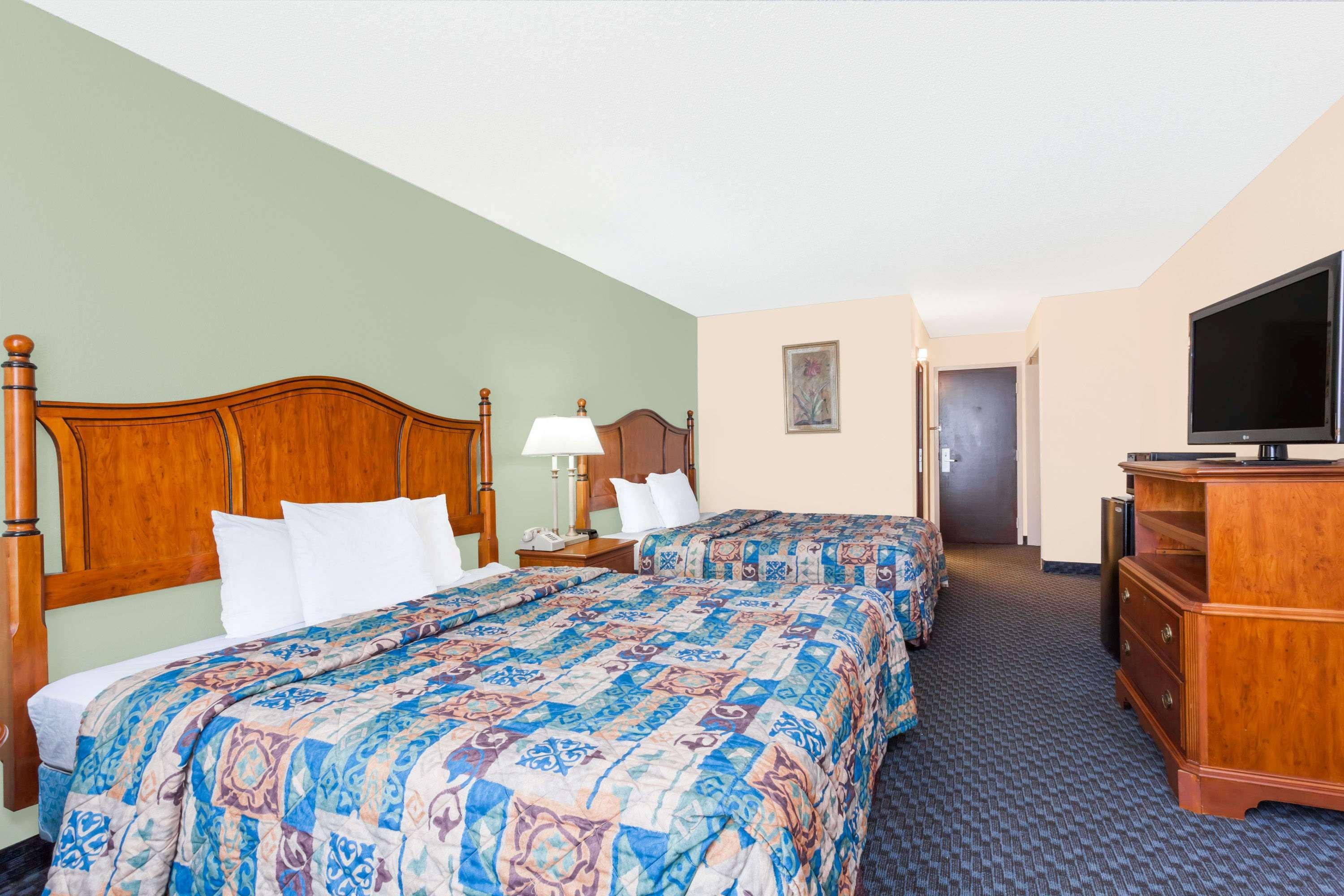Days Inn & Suites By Wyndham Se Columbia Ft Jackson Exterior photo