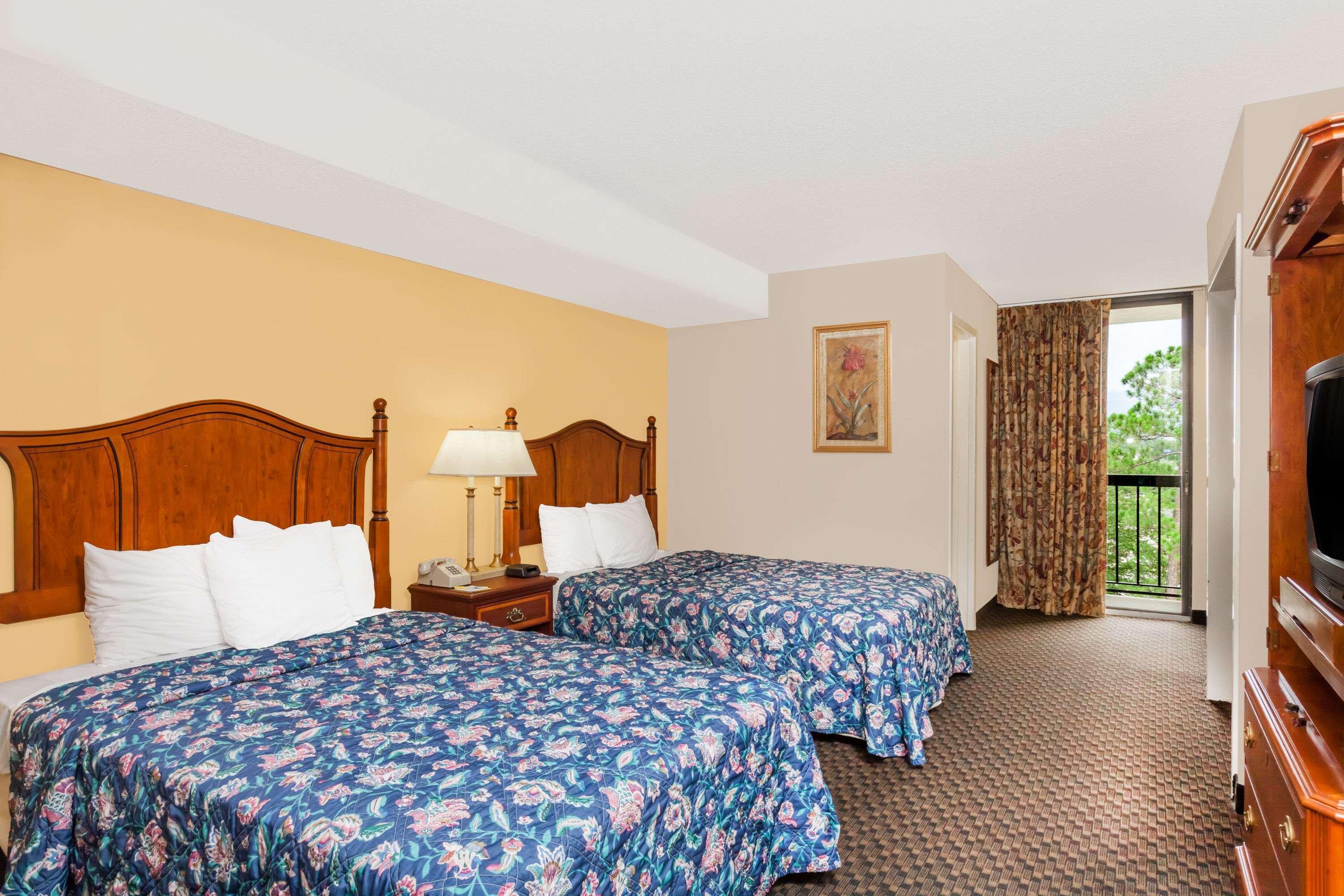 Days Inn & Suites By Wyndham Se Columbia Ft Jackson Exterior photo