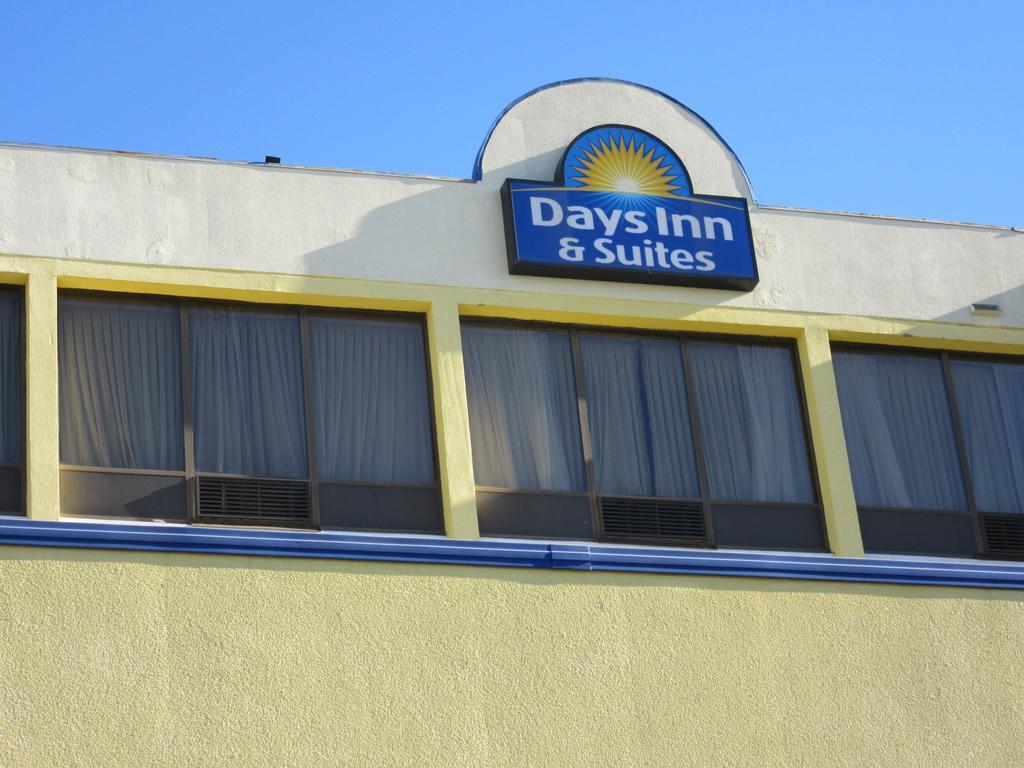 Days Inn & Suites By Wyndham Se Columbia Ft Jackson Exterior photo