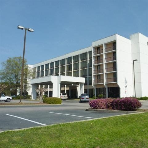 Days Inn & Suites By Wyndham Se Columbia Ft Jackson Exterior photo