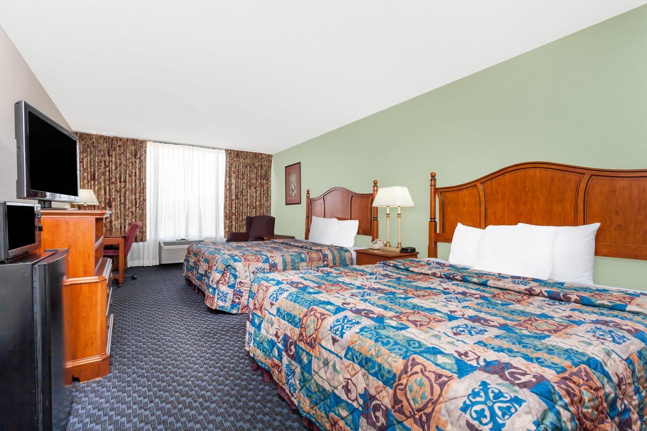 Days Inn & Suites By Wyndham Se Columbia Ft Jackson Exterior photo